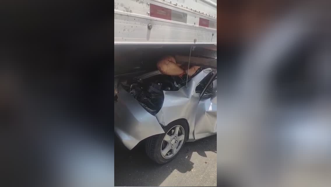 The vehicle flew under the truck, the motorist developed into a design