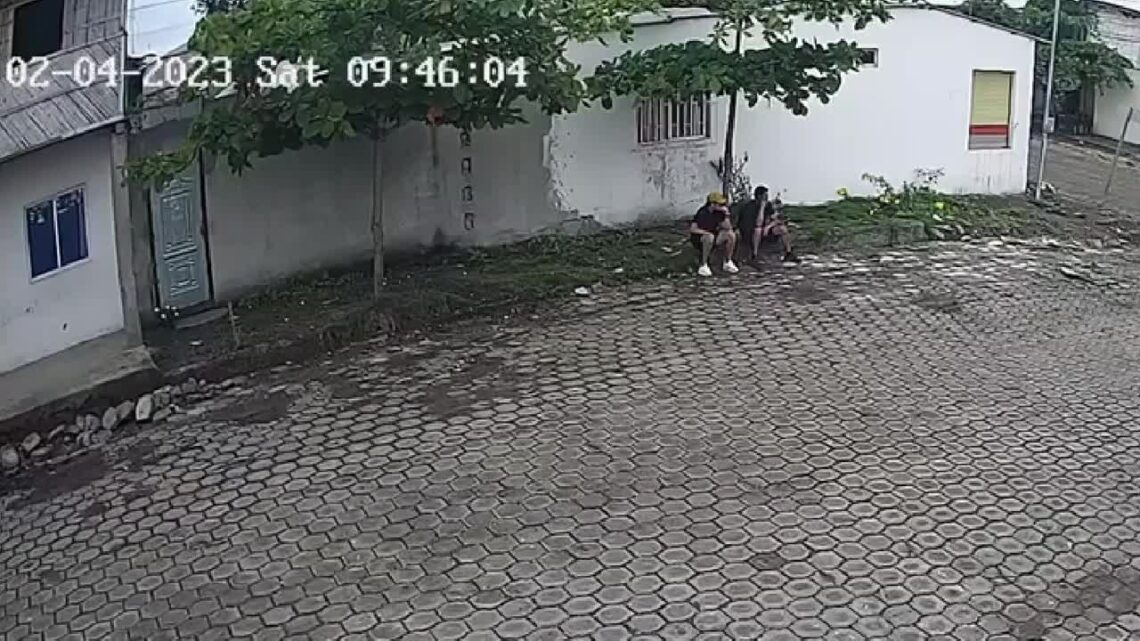 2 good friends are actually robbed as well as one is actually shot in