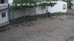 2 good friends are actually robbed as well as one is actually shot in