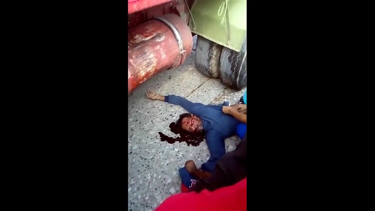 Damn! biker receives smeared due to the garbage lot truck