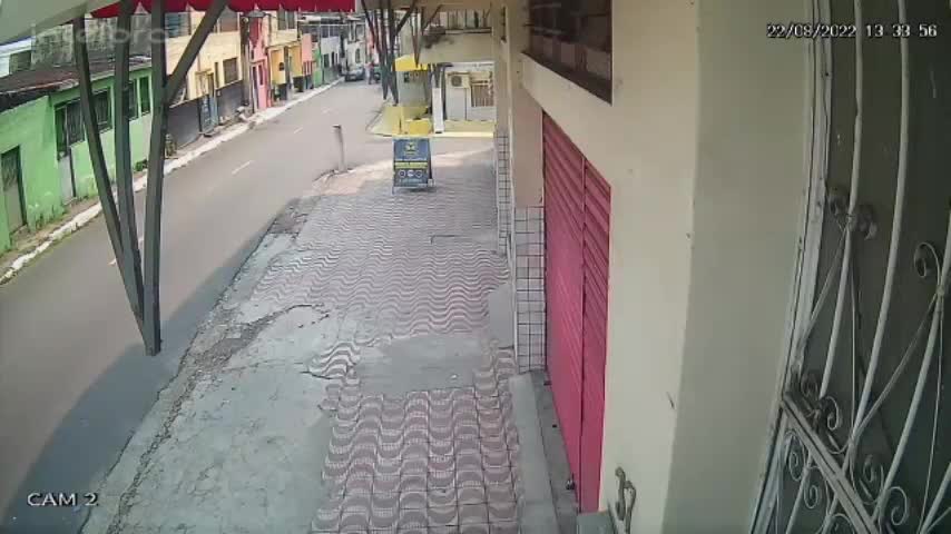 Hit man disguised as a garbage man executes his victim
