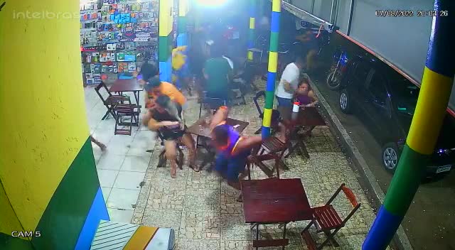 Hit man opens fire at the busy street bar killing one