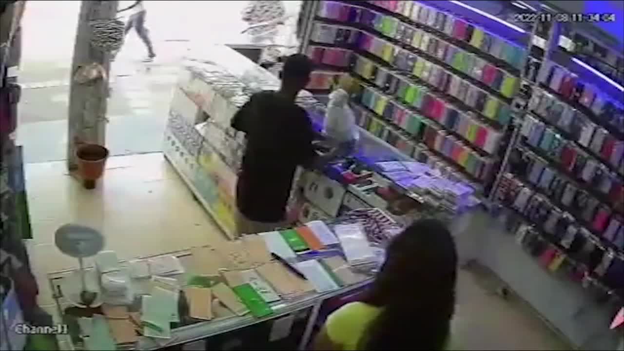 Thief shoots women staff in the head after she refused