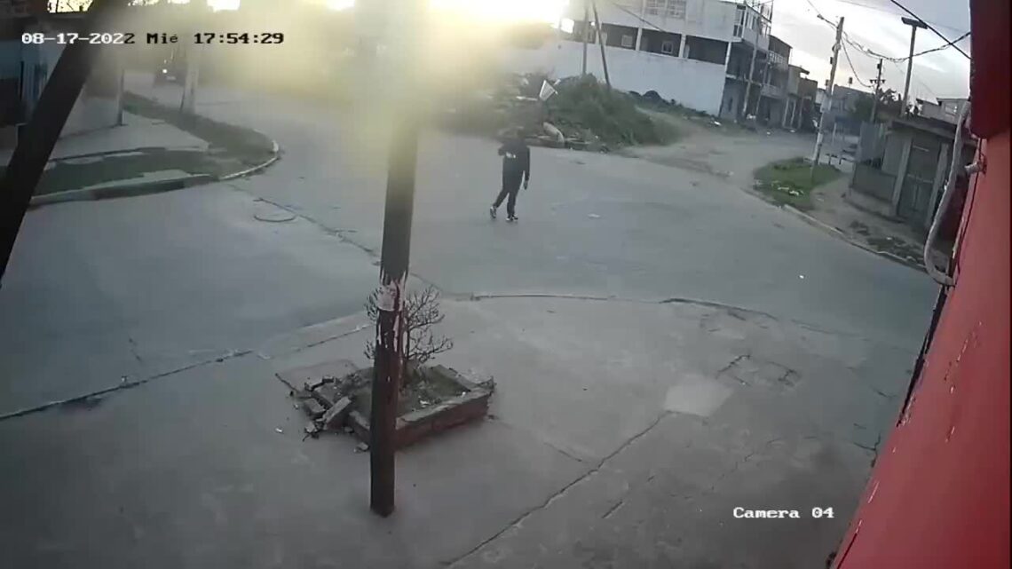 Adolescent go in the back by ruthless cephone burglars in argentina