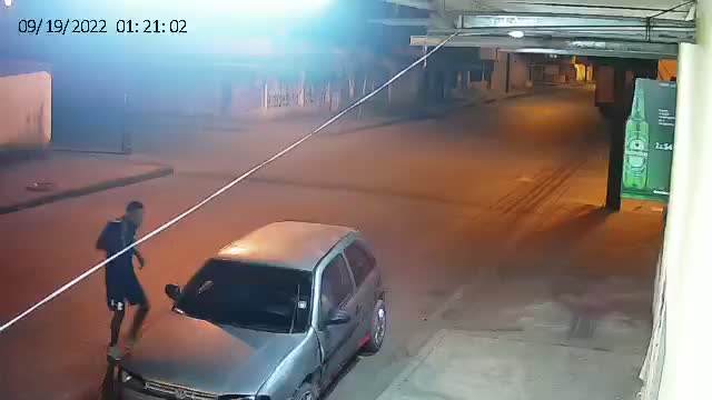 Prey brutally plunged in the course of mobile phone robbery