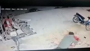 Bastard stabbed his partner and the individual who was trying to 1 651c7a737ef42 bastard stabbed his girlfriend and the guy who was trying to.mp4 3b