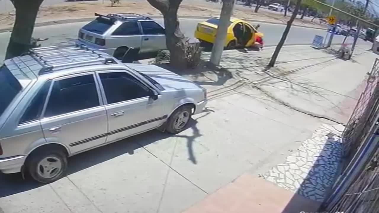 Police officer possesses no time at all to react as burglars take off from setting and also shooting