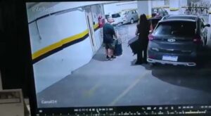 Guy in stationing whole lot wounds his ex-wife and afterwards shoots himself 1 Guy in stationing whole lot wounds his ex-wife and afterwards shoots himself
