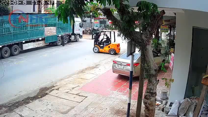 Motorcyclist crashes headfirst into forklift
