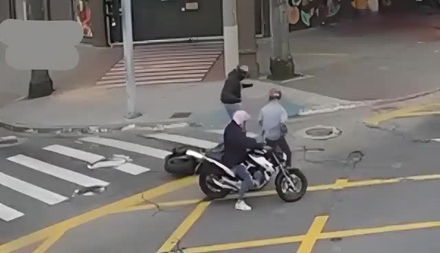 Two hijackers go while making an effort to swipe a bike brazil