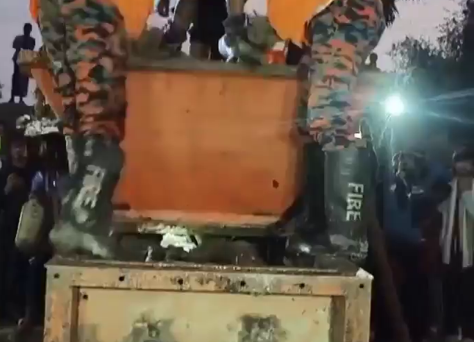 Footage Of The 45-Year-Old Worker’s Body Being Removed From A Clay Crusher. India