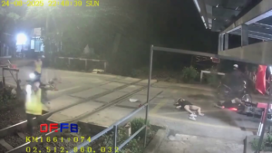 The Motorcyclist Crashed Into Crossing Gate 1 The Motorcyclist Crashed Into Crossing Gate