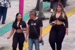 Two Women Steal Money From Passers-by Using A Payment Terminal. Brazil