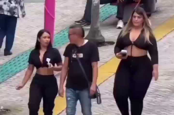 Two Women Steal Money From Passers-by Using A Payment Terminal. Brazil