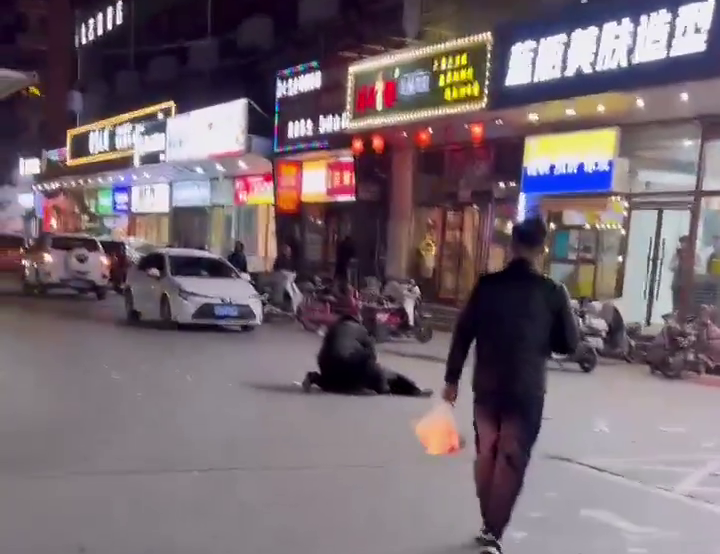 Stabbing In The Middle Of The Street