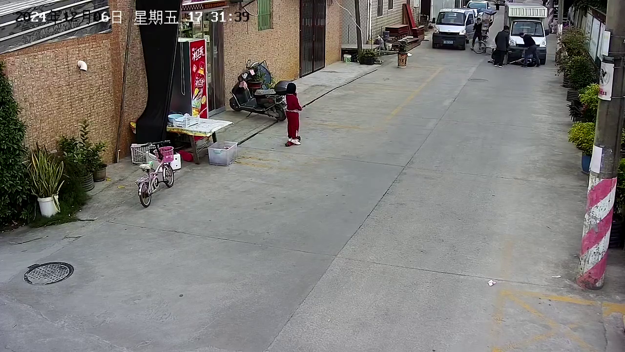 The Driver Of The Van Opened The Driver’s Door And Hit The Cyclist, Who Fell Under A Passing Van