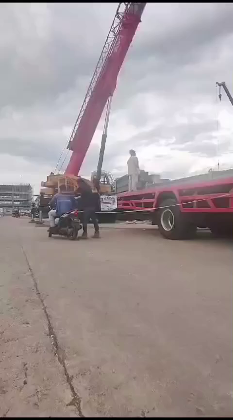 A 29-Year-Old Worker Is Crushed By A Steel Plate That Falls On Him