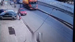 A Citizen Managed To Save Himself From Being Run Over By A Truck Carrying Fuel