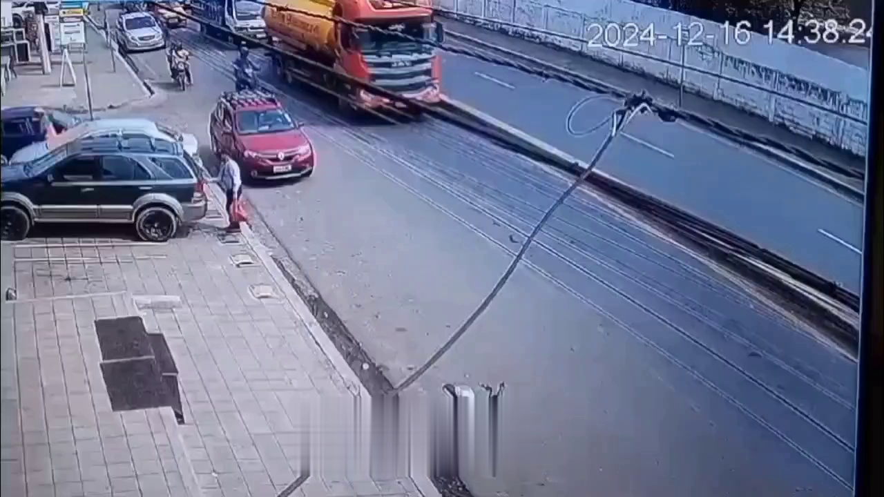 A Citizen Managed To Save Himself From Being Run Over By A Truck Carrying Fuel