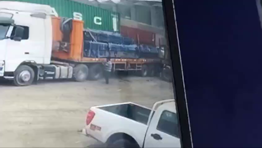 A Huge Metal Beam That Fell From The Truck Bed Crushed The Manager