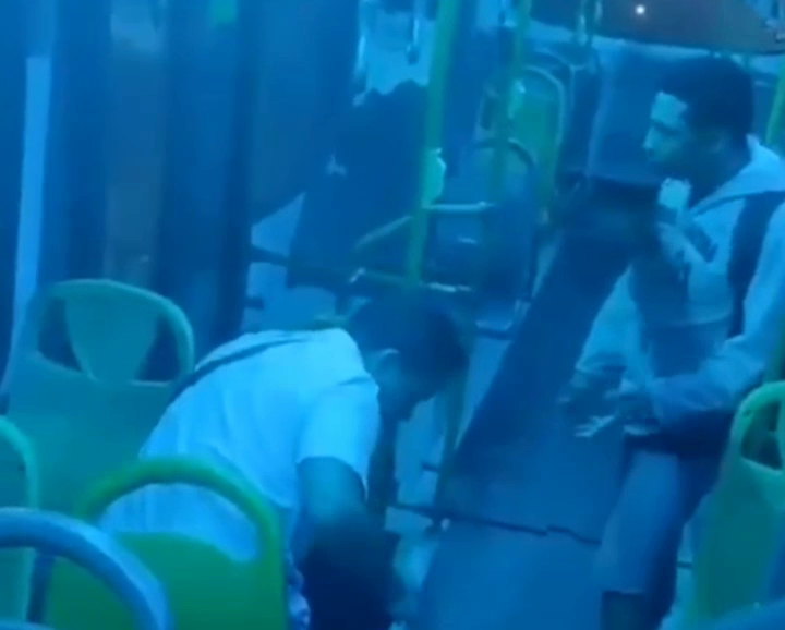 The Bus Passengers Caught The Pickpocket, Beat Him Up And Handed Him Over To The Police. Ecuador