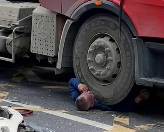 A Man Died By Falling Under The Wheels Of A Truck While Trying To Overtake