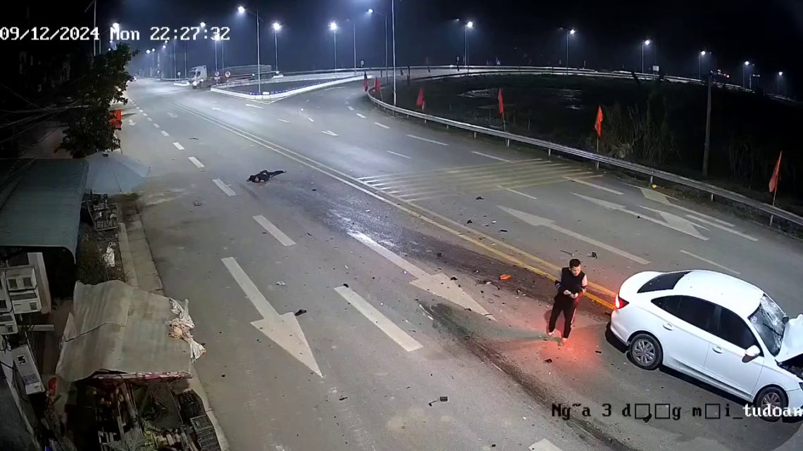 After Hitting The Car, The Motorcyclist Took Off And Landed Dead
