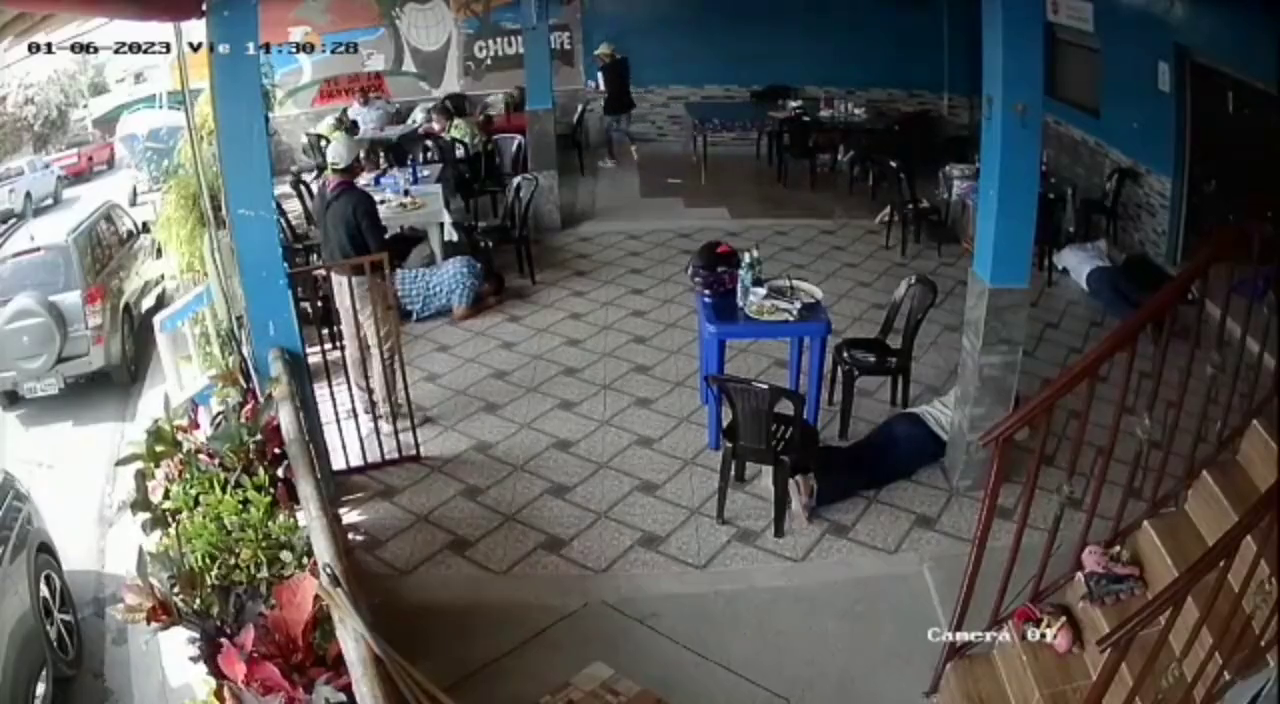 Two Criminals Entered A Restaurant And Began To Take Phones From Customers, But Then Things Didn’t Go According To Plan