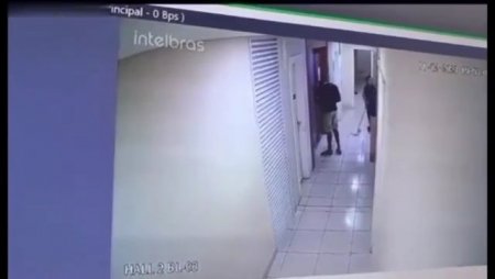 Policeman Shot Dead In The Entrance Of The House