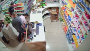 A Man Tries To Rob A Pharmacy, But The Police Interrupt The Action. Ararangua, Brazil 1 A Man Tries To Rob A Pharmacy, But The Police Interrupt The Action. Ararangua, Brazil