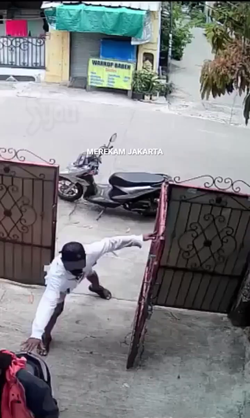 A Couple Of Guys Tried To Steal A Motorcycle, But Their Plan Was Foiled By The Bike’s Owner