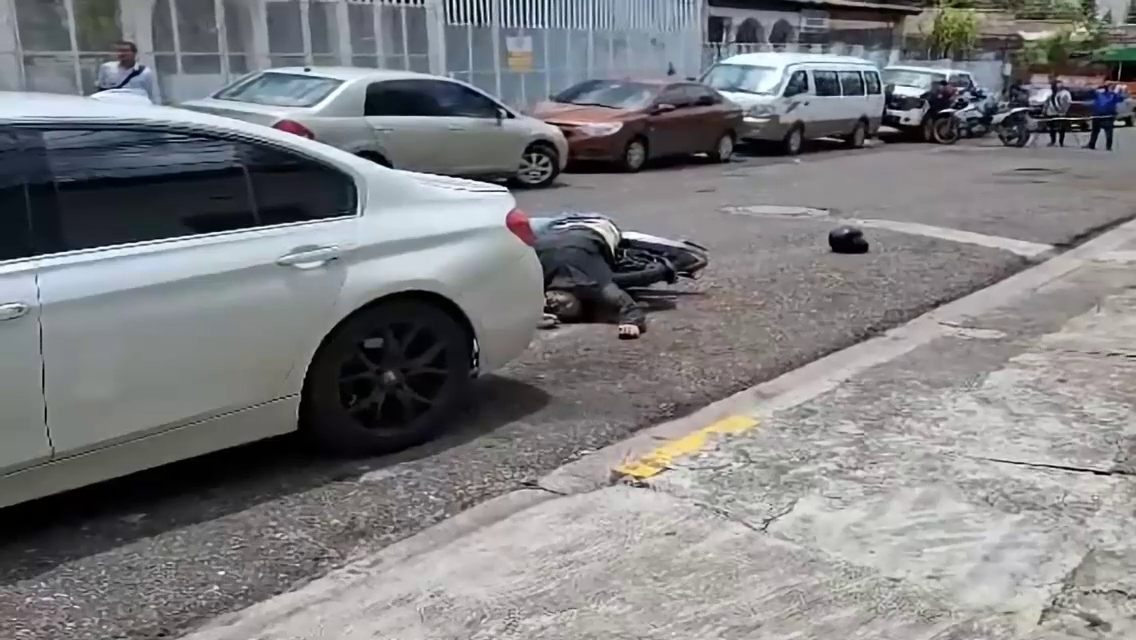Store Owner Tried To Shoot A Killer On A Motorcycle. Brazil