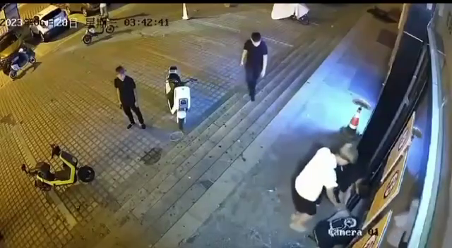 Several Young Men Smashed A Window And Robbed The Store. China