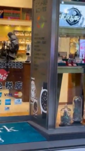 Teenagers Rob A Jewelry Store In Tokyo