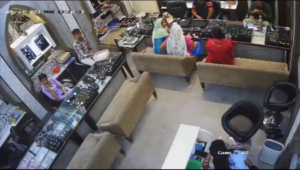 Robbers Robbed A Jewelry Store Of Over 3 Million Rupees 1 Robbers Robbed A Jewelry Store Of Over 3 Million Rupees