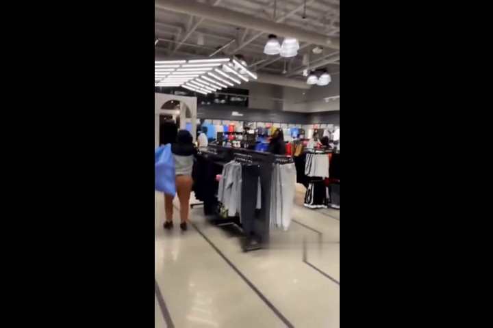 Early Black Friday Shopping In LA