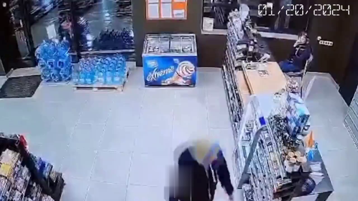 Scumbag Cruelly Beats Female Employee Before Grabbing The Cash