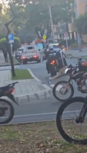 Fake Cops Trying To Rob An Suv In Bogota, Colombia 1 Fake Cops Trying To Rob An Suv In Bogota, Colombia