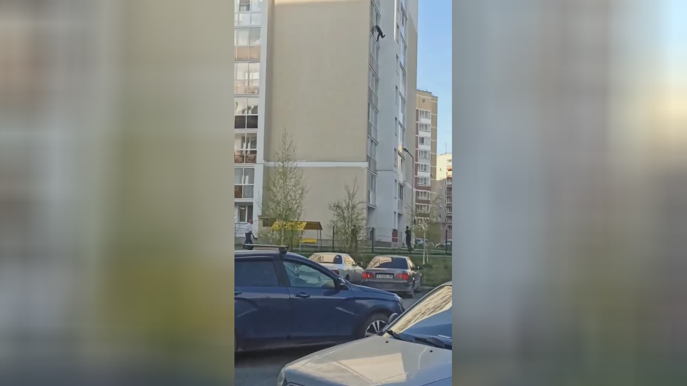 A male leapt from the seventh floor russia