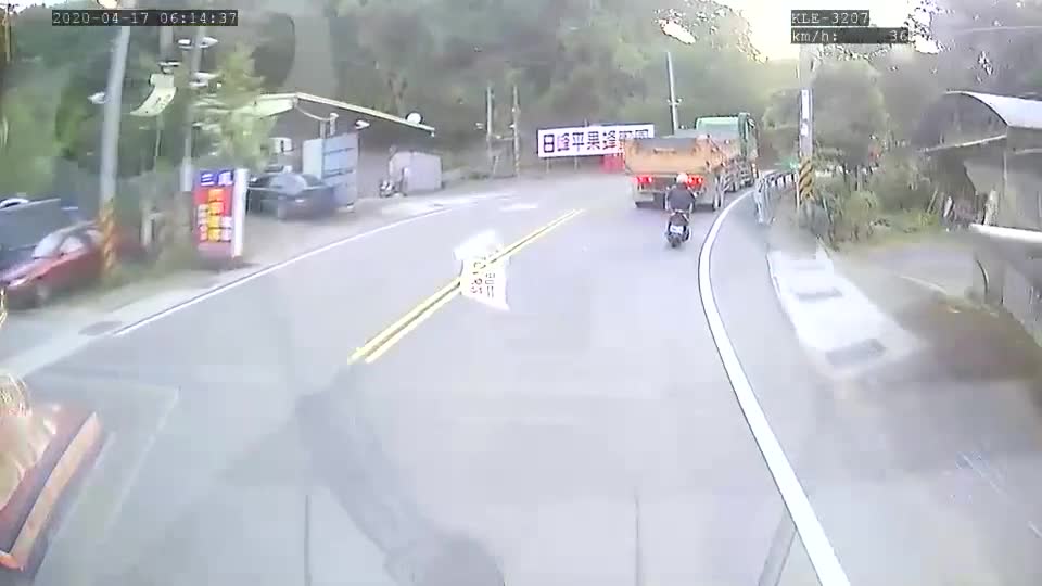 Bicycle rider falls under the wheels