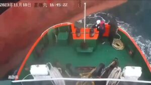 Sailor crashed in between 2 ships fell under the sea and disappear 1 Sailor crashed in between 2 ships fell under the sea and disappear