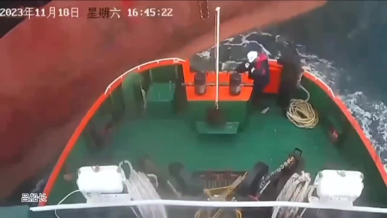 Sailor crashed in between 2 ships fell under the sea and disappear