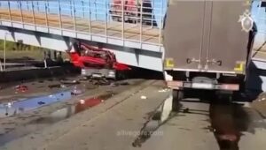 The chauffeur of the dump truck forgot to lower the body 1 The chauffeur of the dump truck forgot to lower the body