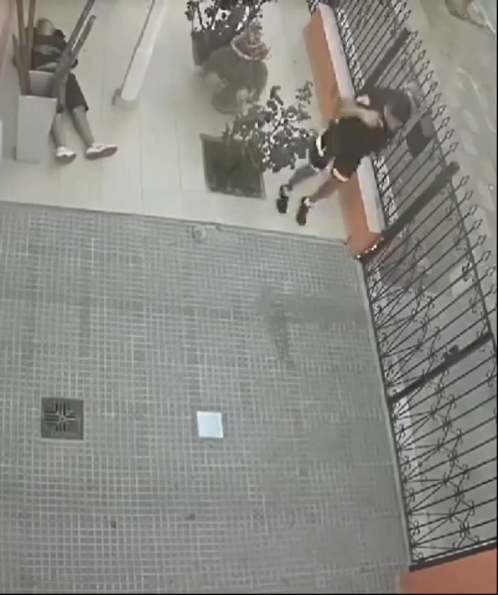 A 35-Year-old Police Sergeant Shot Himself After A Failed Car Theft Attempt And Was Chased By His Colleagues