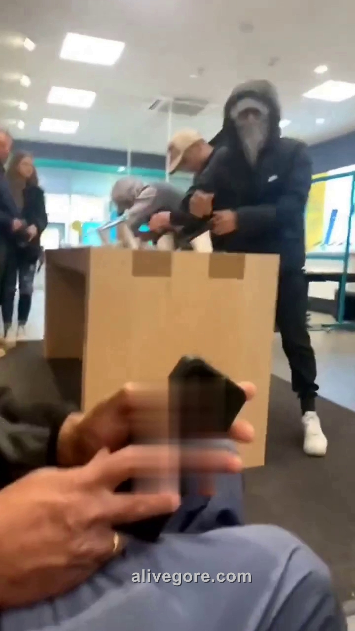 Three Idiots Rob A Storefront With Phones