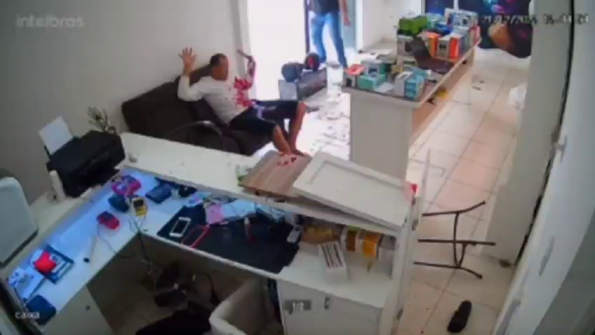 The Robber Was Seriously Injured By The Owner Of The Place During The Robbery